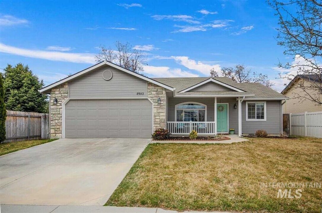8980 W Desert Edge Dr in Boise, ID - Foto de edificio