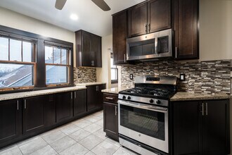 1298 N 68th St, Unit Upper in Wauwatosa, WI - Building Photo - Building Photo