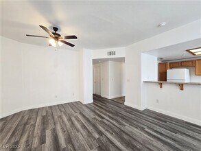 833 Aspen Peak Loop, Unit 711 in Henderson, NV - Building Photo - Building Photo