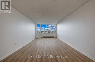 55 Green Valley Dr in Kitchener, ON - Building Photo - Building Photo