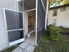 10393 N Kendall Dr in Miami, FL - Building Photo - Building Photo