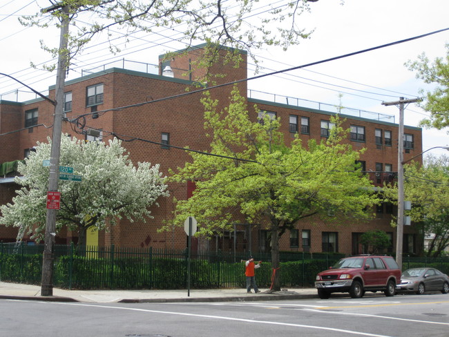 12045 Sutphin Blvd in Jamaica, NY - Building Photo - Building Photo