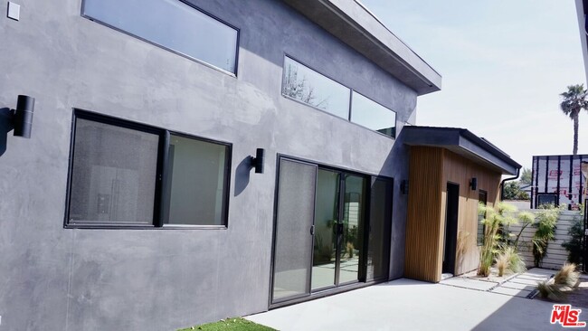 2668 Greenfield Ave in Los Angeles, CA - Building Photo - Building Photo