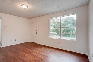748 Old Martindale Rd in San Marcos, TX - Building Photo
