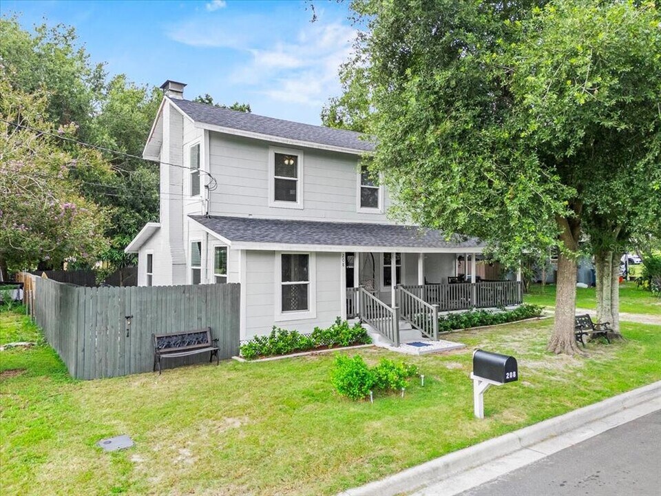 208 Weaver Ave in Lake Wales, FL - Building Photo