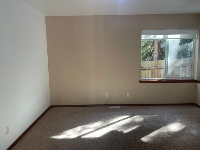 6152 NE 194th Pl in Kenmore, WA - Building Photo - Building Photo