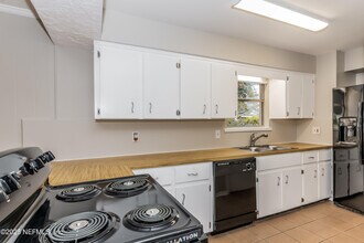 8331 Worm Wood Rd in Jacksonville, FL - Building Photo - Building Photo