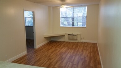 2501 Riverside Dr in Coral Springs, FL - Building Photo - Building Photo
