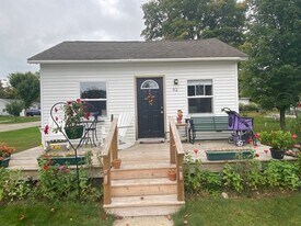 92 E Ash St in Cedar Springs, MI - Building Photo