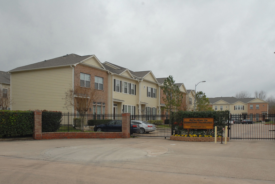 Reflections On Gentryside Townhomes in Houston, TX - Building Photo