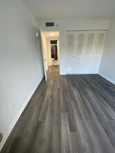 1919 Prairie Sq, Unit 123 in Schaumburg, IL - Foto de edificio - Building Photo