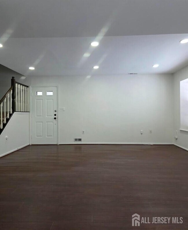 90 Almond Dr in Franklin Township, NJ - Building Photo - Building Photo