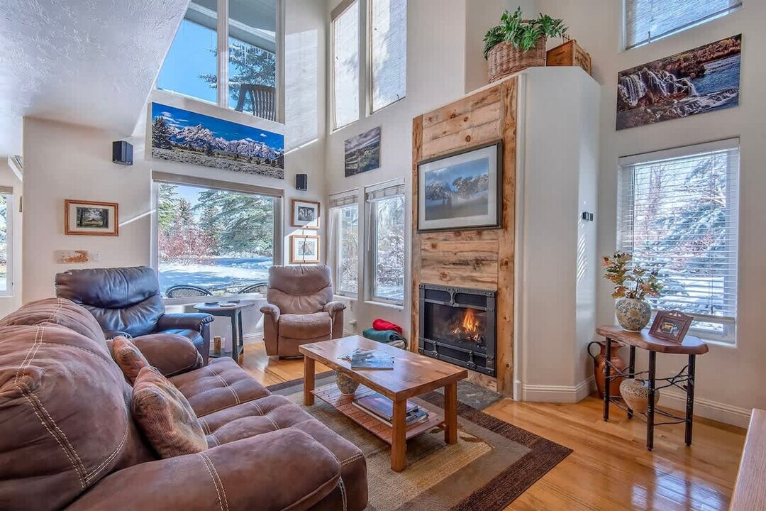536 Shadow Brook Ln in Driggs, ID - Building Photo