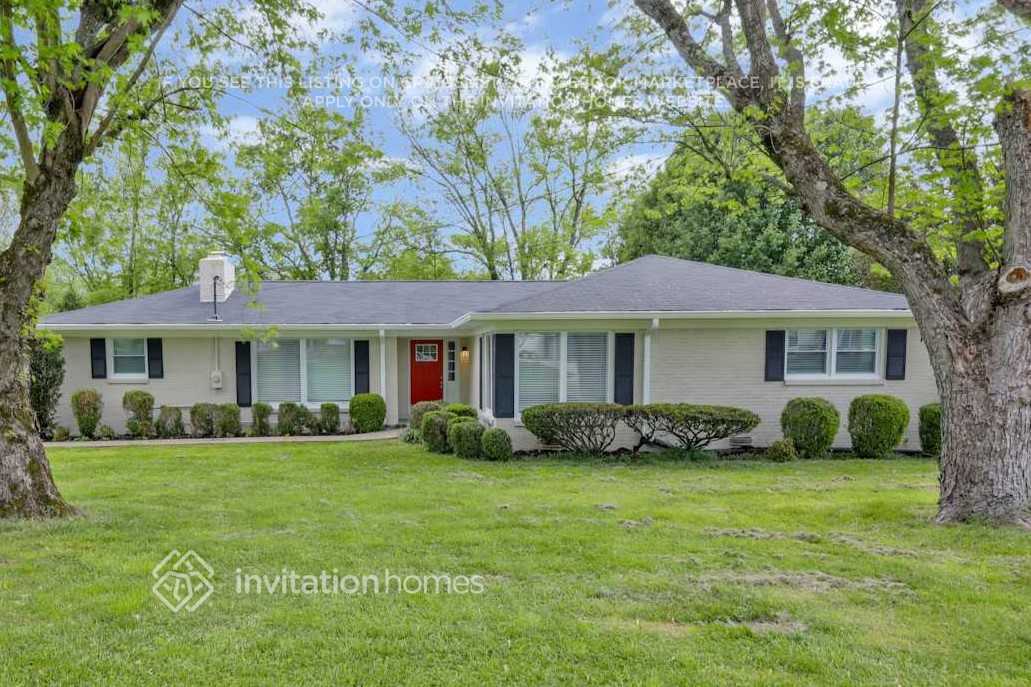 136 Oaks Dr in Gallatin, TN - Building Photo