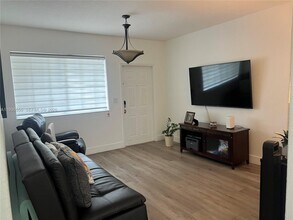 7211 NW 174th Terrace in Hialeah, FL - Building Photo - Building Photo