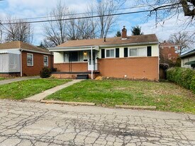 1325 Vermont Pl NE in Canton, OH - Building Photo