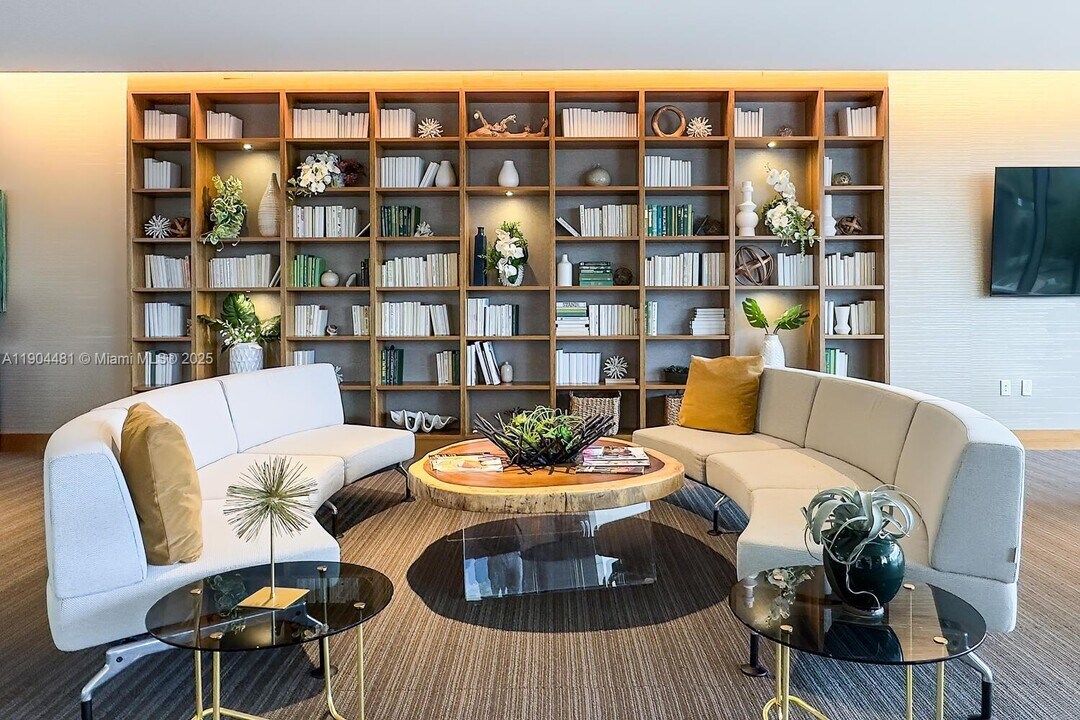 16385 Biscayne Blvd, Unit 2001 in Sunny Isles Beach, FL - Building Photo