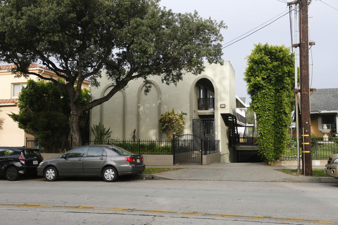 725 N Raymond Ave in Pasadena, CA - Foto de edificio