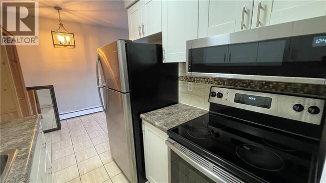 326 Hunter St E in Hamilton, ON - Building Photo - Building Photo