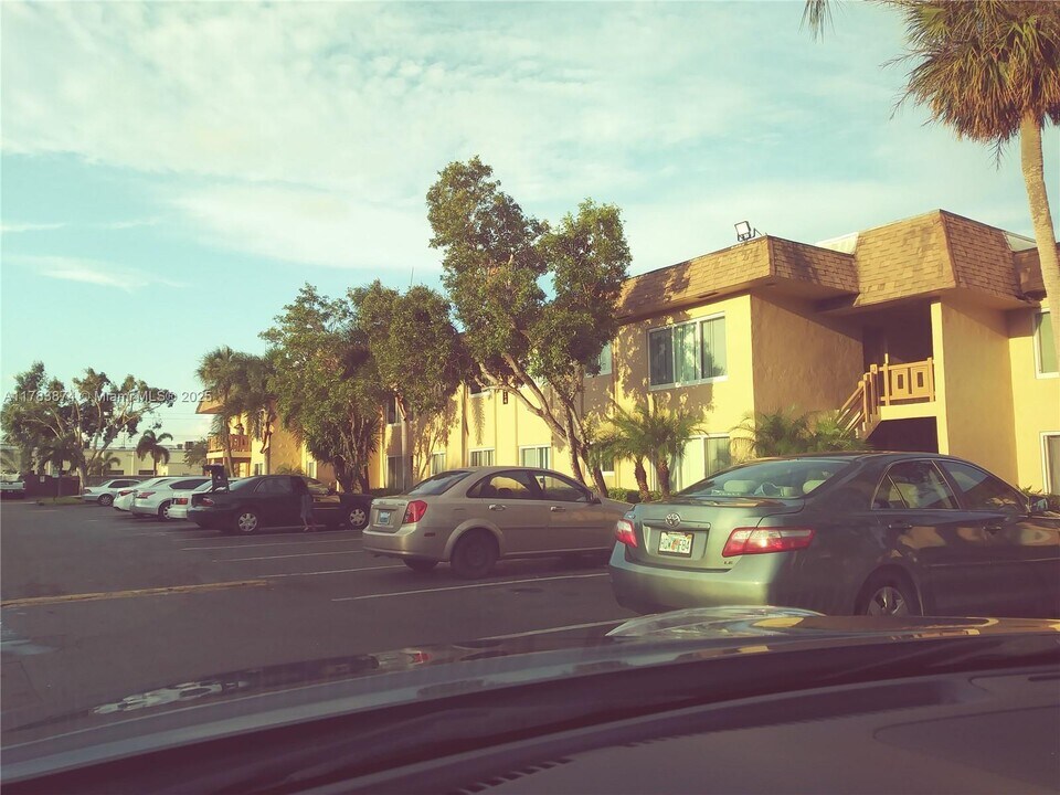 2551 NW 39th Terrace in Lauderdale Lakes, FL - Foto de edificio