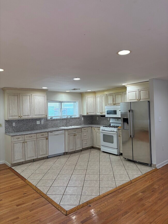 32 Maiden Ln in Little Ferry, NJ - Building Photo - Building Photo