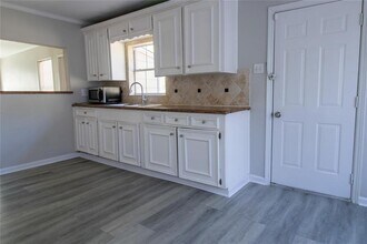 218 E Hunnicutt St in Baytown, TX - Building Photo - Building Photo