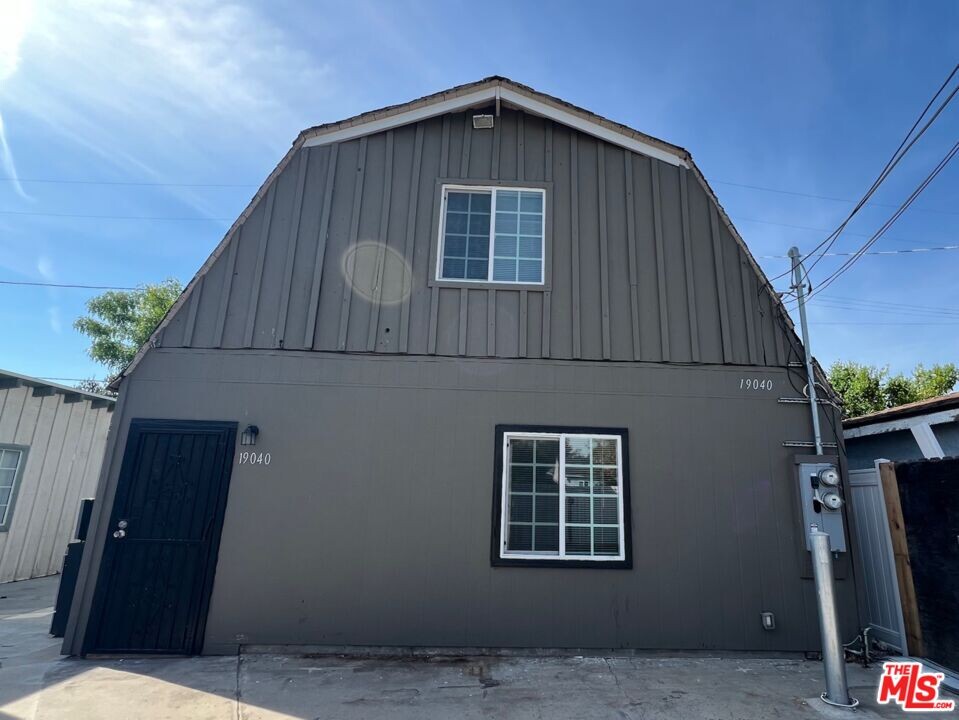 19040 Bassett St in Los Angeles, CA - Building Photo