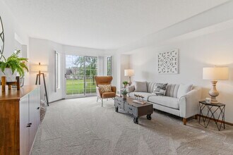 Mequon Trail Townhomes in Mequon, WI - Foto de edificio - Building Photo