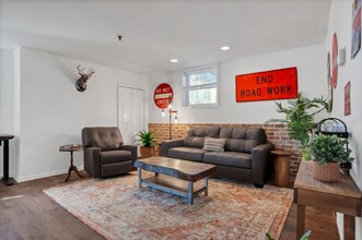 121 W Hall St in Savannah, GA - Foto de edificio - Building Photo