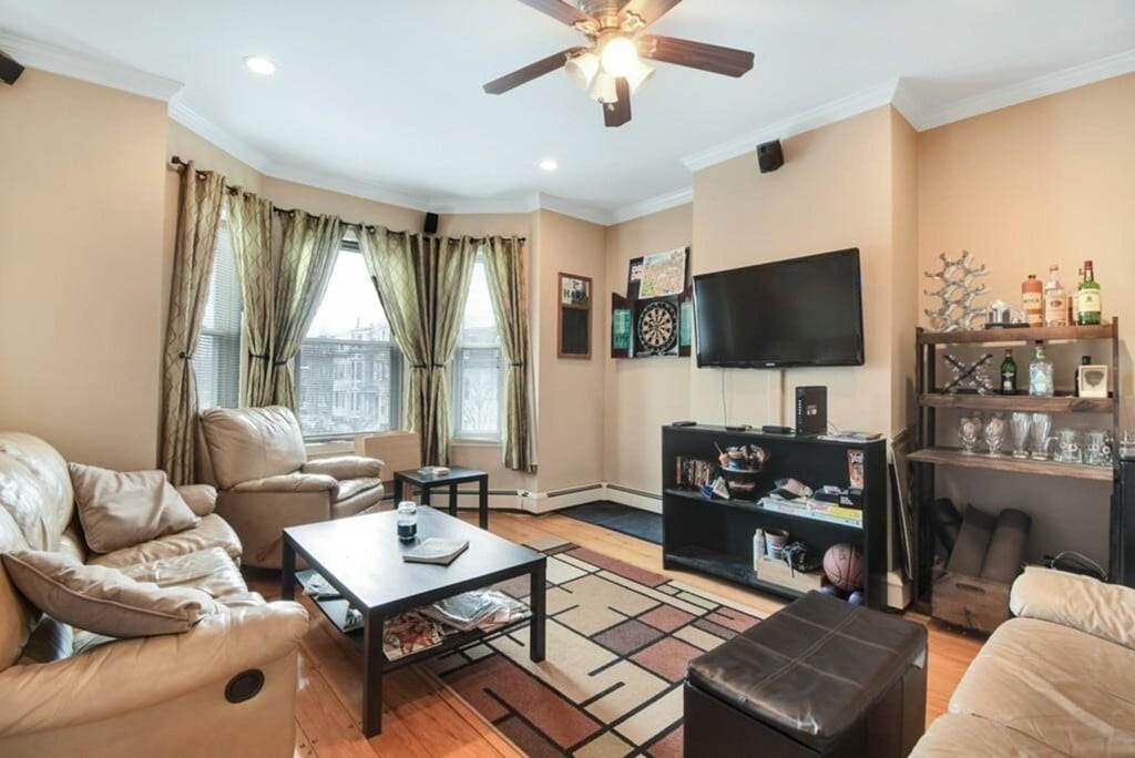 595 E 4th, Unit 2 in Boston, MA - Foto de edificio