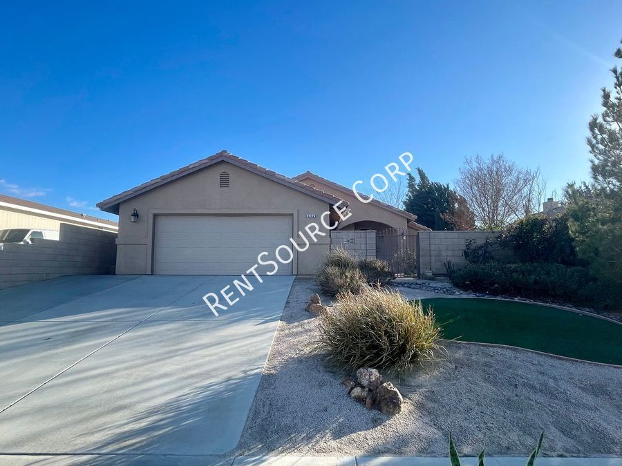3242 Poplar St in Rosamond, CA - Building Photo