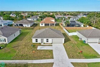 555 SW Paar Dr in Port St. Lucie, FL - Foto de edificio - Building Photo