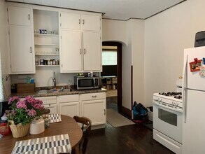 1211 S 71st St, Unit 1121 in West Allis, WI - Foto de edificio - Building Photo