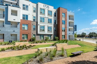 Caroline Eastside in Richardson, TX - Foto de edificio - Building Photo