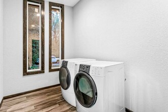 1146 E Gudgell Ave in Independence, MO - Foto de edificio - Building Photo