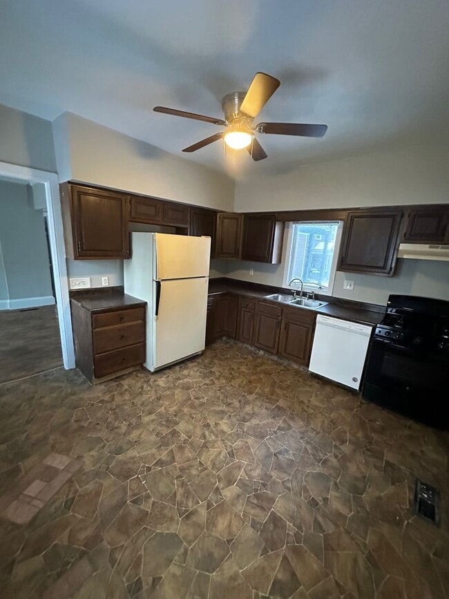 684 W Broad St in Rochester, NY - Building Photo - Building Photo