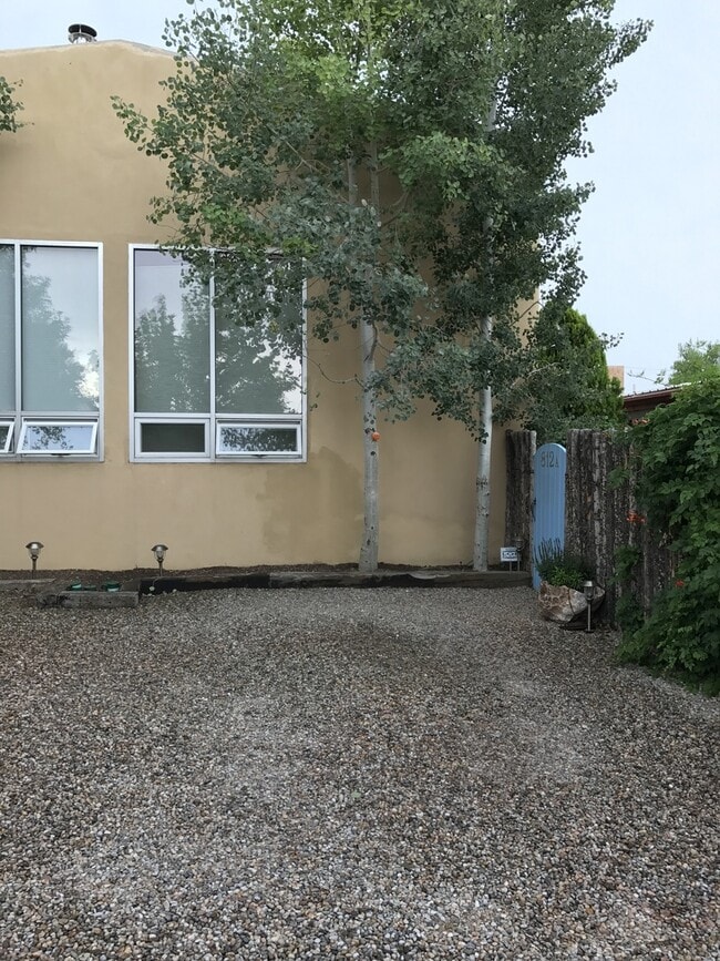 812A Cll Saragosa in Santa Fe, NM - Building Photo - Building Photo