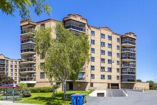 8075 Du Saint-Laurent in Brossard, QC - Building Photo