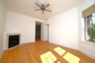 7404 N Oakley Ave in Chicago, IL - Building Photo - Building Photo