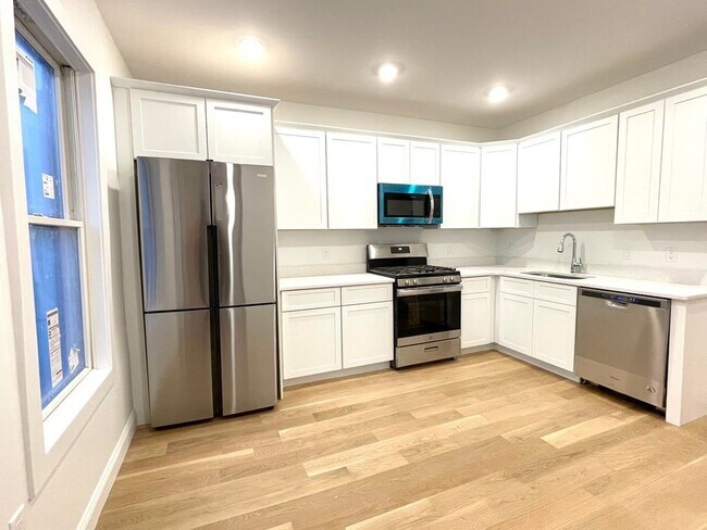 305 Chelsea St in Boston, MA - Building Photo - Building Photo
