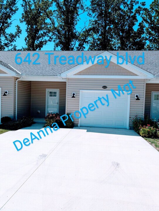 640 Treadway Blvd in Sheffield Lake, OH - Building Photo