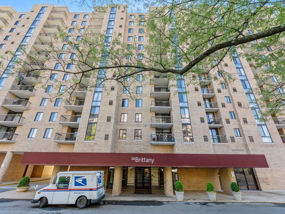 4500 S Four Mile Run Dr in Arlington, VA - Foto de edificio