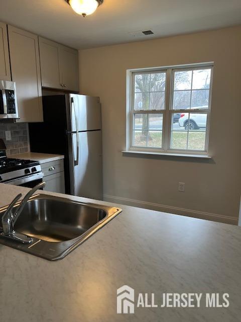 111 Kings Ct in Woodbridge, NJ - Building Photo - Building Photo