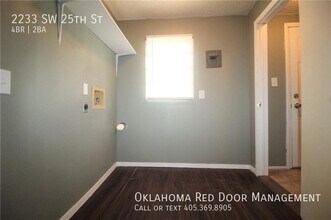 2233 SW 25th St in Oklahoma City, OK - Foto de edificio - Building Photo