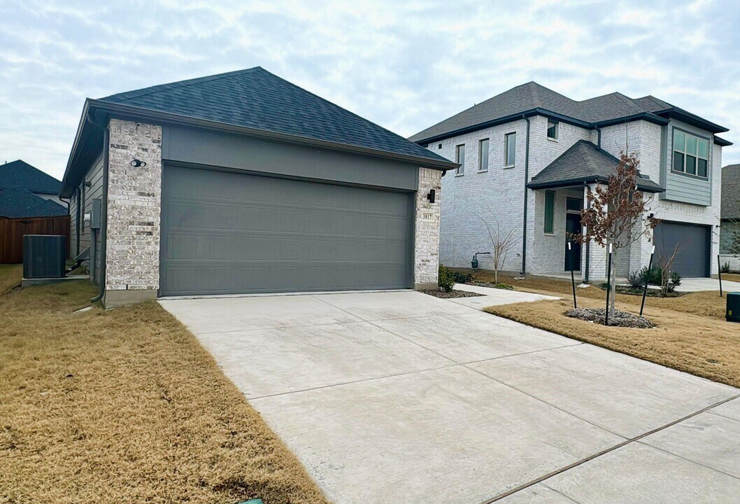 3817 Monticello Dr in Farmersville, TX - Building Photo
