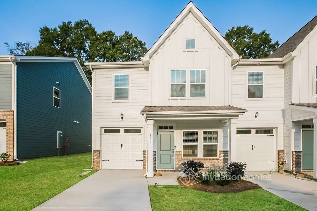 1903 Commerce Dr in Monroe, NC - Foto de edificio