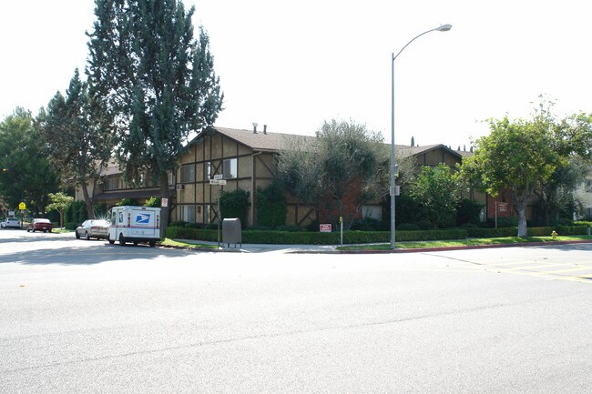 1470 E Wilson Ave in Glendale, CA - Foto de edificio - Building Photo