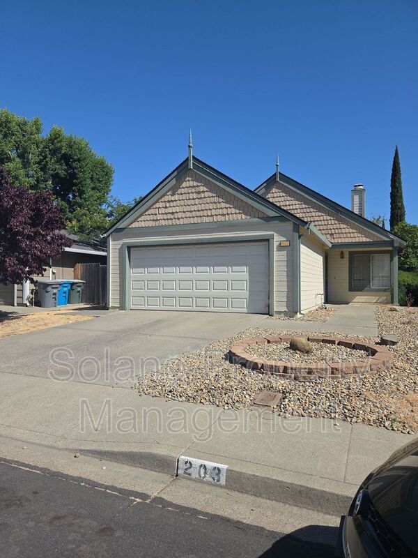 203 Catalpa Ln in Vacaville, CA - Building Photo - Building Photo