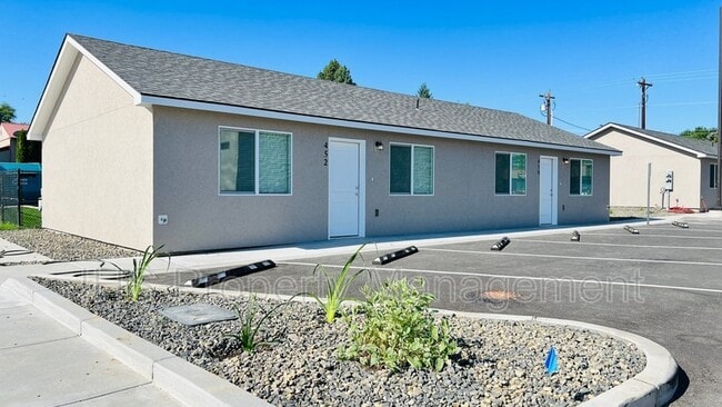 446 S 40th Ave in West Richland, WA - Building Photo - Building Photo