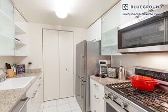 180 W 20th St in New York, NY - Building Photo - Building Photo